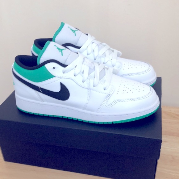 💚🤍NIKE AIR JORDAN 1 LOW GS SNEAKERS🤍💚 - Picture 2 of 13